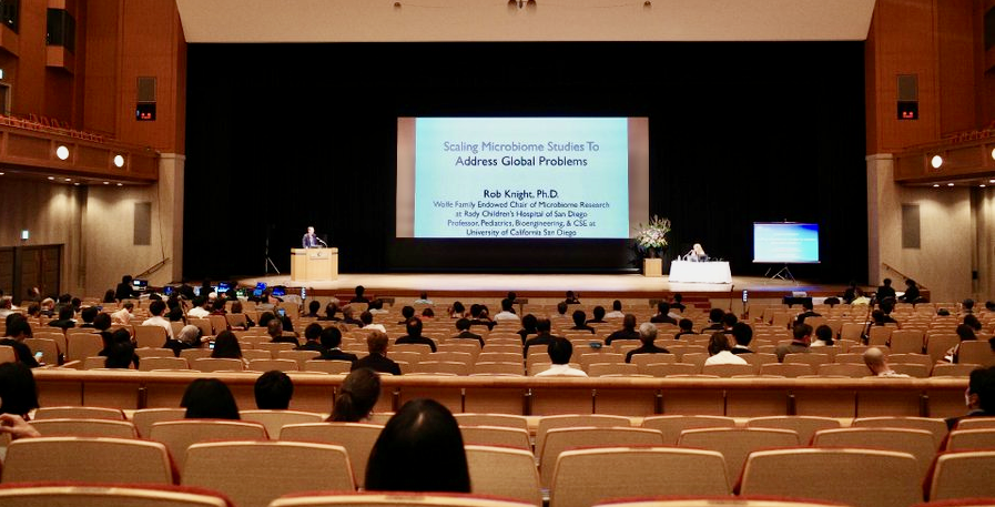 The audience at Rob Knight's keynote talk at IHMC 2022, https://ihmc2022.jp/